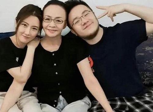 小🐔🐔伸进🈲🔞🔞免费版：当前网络讨论的焦点与背后分析